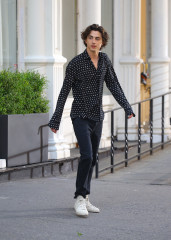 Timothée Chalamet - Chanel 'Bleu de Chanel' On Set in New York 04/19/2023 фото №1369080