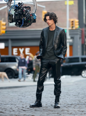 Timothée Chalamet - Chanel 'Bleu de Chanel' On Set in New York 04/19/2023 фото №1369081