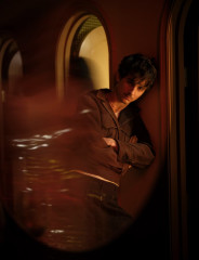 Timothée Chalamet by Greig Fraser for W Directors Issue (Bar Marmont, LA, 2025) фото №1412203
