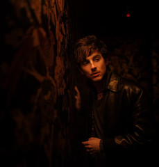 Timothée Chalamet by Greig Fraser for W Directors Issue (Bar Marmont, LA, 2025) фото №1412204