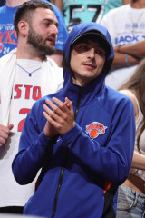 Timothée Chalamet - NY Knicks vs Detroit Pistons Game in Detroit 04/24/2025 фото №1417636