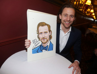 Tom Hiddleston - With Caricature for 'Betrayal' Broadway Performance NY 12/05/19 фото №1236624