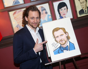 Tom Hiddleston - With Caricature for 'Betrayal' Broadway Performance NY 12/05/19 фото №1236625