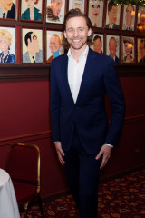 Tom Hiddleston - With Caricature for 'Betrayal' Broadway Performance NY 12/05/19 фото №1236621