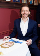 Tom Hiddleston - With Caricature for 'Betrayal' Broadway Performance NY 12/05/19 фото №1236622