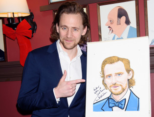 Tom Hiddleston - With Caricature for 'Betrayal' Broadway Performance NY 12/05/19 фото №1236618