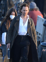 Tom Hiddleston - 'Essex Serpent' On Set 03/23/2021 фото №1292669