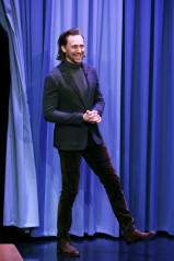 Tom Hiddleston - The Tonight Show Starring Jimmy Fallon in New York 11/25/2019 фото №1234244