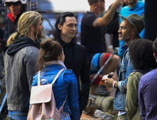 Tom Hiddleston - On The Set of Thor: Ragnarok (2017) фото №984874