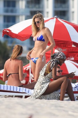 Toni Garrn in Blue and White Bikini on the beach in Miami фото №1058999