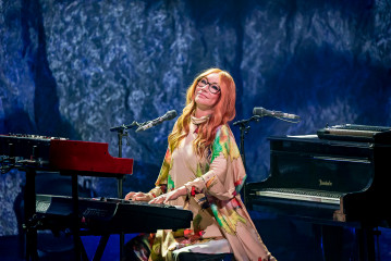 Tori Amos – Performing on Stage, May 2022 фото №1384549