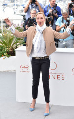 Uma Thurman – “Un Certain Regard” Jury Photocall at Cannes Film Festival фото №966420