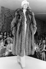 Uma Thurman at a Christian Dior show in the 80s фото №1406824