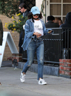 Vanessa Hudgens in Jeans at Kate Somerville Skin Clinic in West Hollywood фото №934943