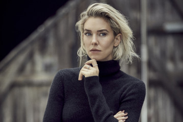 Vanessa Kirby by Dan Kennedy for Backstage || Dec 2020 фото №1286847