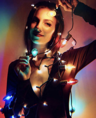 Victoria Justice – Holiday Lights Photoshoot 2018 фото №1127415