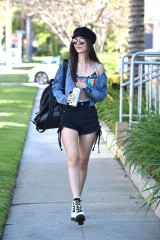 Victoria Justice Leggy in Shorts – Out in Los Angeles, May 2018 фото №1072597