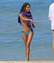 Willow Smith in Bikini at a Beach in Hawaii 01/05/2018 фото №1029206
