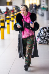 Zara Larsson – Tegel Airport in Berlin 12/12/2018 фото №1126748