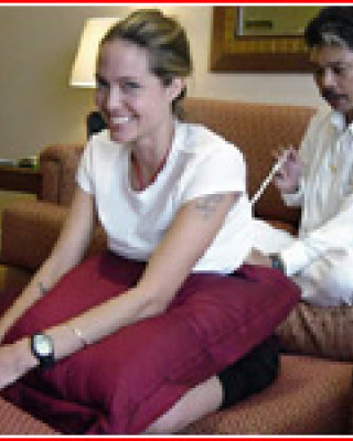 Фото 261 к новости Анджелина Джоли прилетела в Таиланд за новой татуировкой