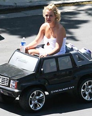Фото 1251 к новости Бритни взялась за руль игрушечного Кадиллака