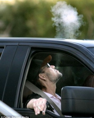 Фото 2267 к новости Патрик Суэйзи курит - и начхать ему на общество!