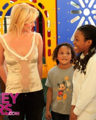 Фото 2705 к новости Бритни Спирс посетила больных детей в Майами