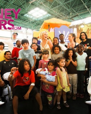 Фото 2709 к новости Бритни Спирс посетила больных детей в Майами