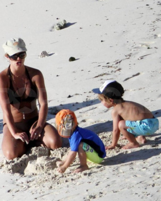Фото 3796 к новости Бритни Спирс - мамочка на пляже
