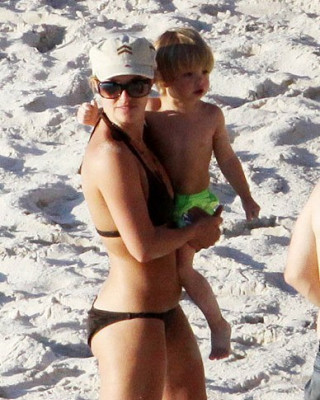 Фото 3797 к новости Бритни Спирс - мамочка на пляже