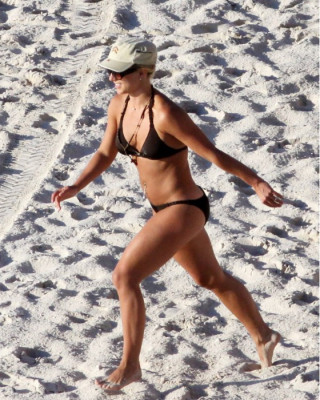 Фото 3800 к новости Бритни Спирс - мамочка на пляже