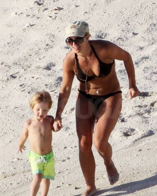 Фото 3801 к новости Бритни Спирс - мамочка на пляже