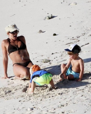Фото 3802 к новости Бритни Спирс - мамочка на пляже