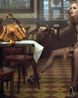 Фото 3924 к новости Мадонна вновь позирует для Louis Vuitton