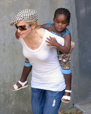 Фото 3928 к новости Мадонна вышла в свет с удочеренной малышкой