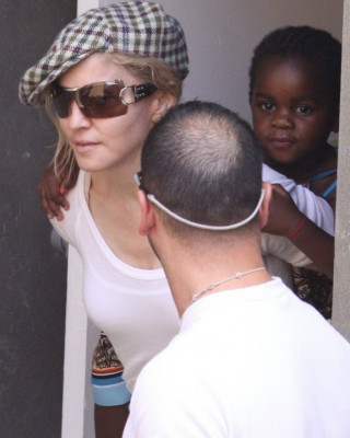 Фото 3930 к новости Мадонна вышла в свет с удочеренной малышкой