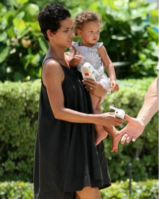 Фото 3983 к новости Хелли Берри с маленькой дочерью на отдыхе в Майами
