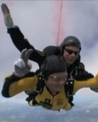 Фото 10342 к новости Винс Вон прыгнул с парашютом вместе с мамой