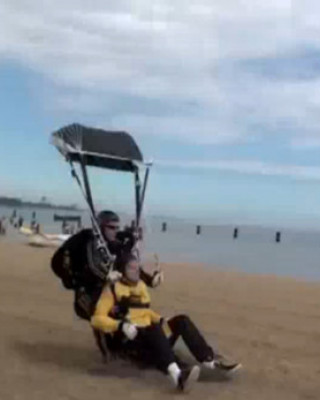 Фото 10350 к новости Винс Вон прыгнул с парашютом вместе с мамой
