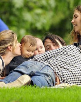 Фото 10935 к новости Жизель Бундхен отдыхает с ребенком в парке