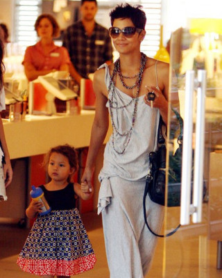 Фото 11076 к новости Халли Берри с дочерью Налой гуляют по магазинам
