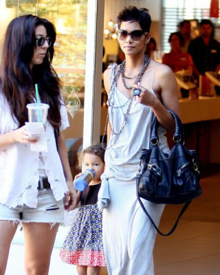 Фото 11077 к новости Халли Берри с дочерью Налой гуляют по магазинам