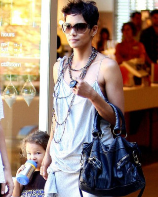 Фото 11078 к новости Халли Берри с дочерью Налой гуляют по магазинам