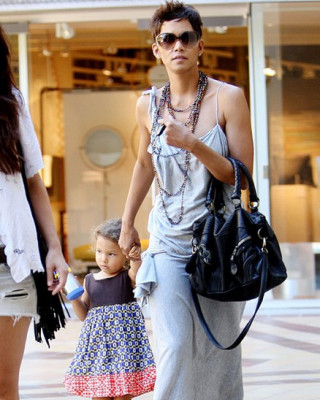 Фото 11079 к новости Халли Берри с дочерью Налой гуляют по магазинам