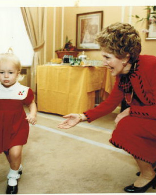 Фото 11191 к новости Кто эта маленькая девочка с Нэнси Рейган ?