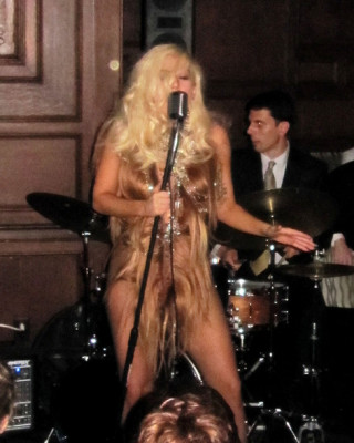 Фото 11225 к новости Lady Gaga спела в баре