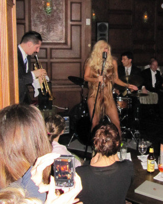 Фото 11226 к новости Lady Gaga спела в баре