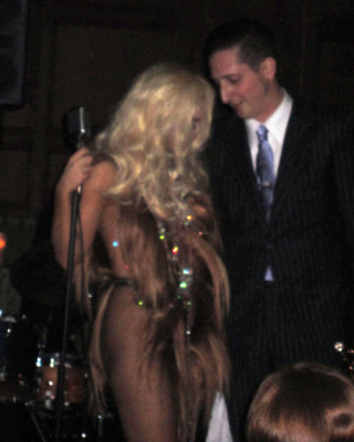 Фото 11227 к новости Lady Gaga спела в баре