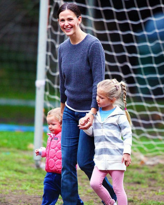 Фото 11505 к новости Дженнифер Гарнер с дочками на футболе
