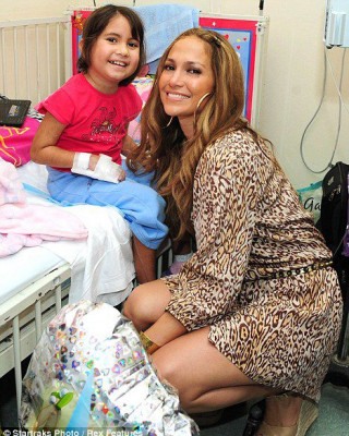 Фото 11539 к новости Дженнифер Лопес навестила больных детей